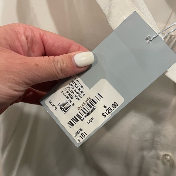 NWT. Antonio Melani White Top - Picture 3 of 3